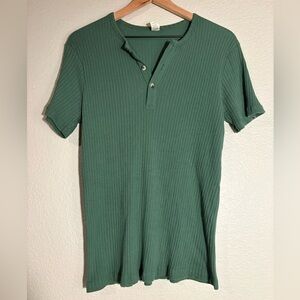 Kate Quinn Men's M Green Ribbed Short-Sleeve Henley Shirt